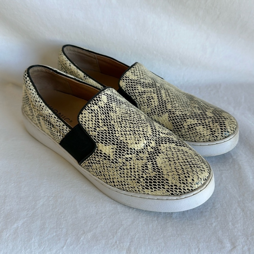 Vionic Demetra cream and black snakeskin print slip-on sneakers, size 9